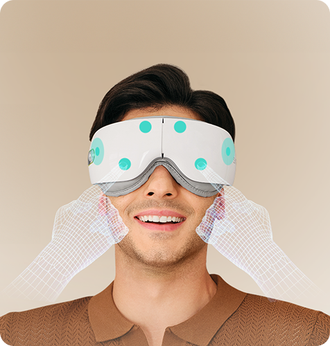 Mężczyzna uśmiecha się, używając białego masażera oczu SKG ES500, z wizualizacją masażu skroni dłońmi
