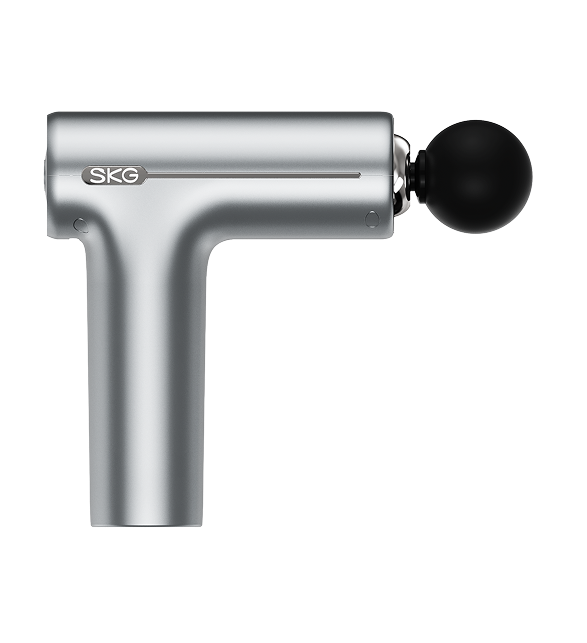 Pistolet do masażu SKG F1-Pro w kolorze srebrnym, z kulistą czarną końcówką, widok z boku
