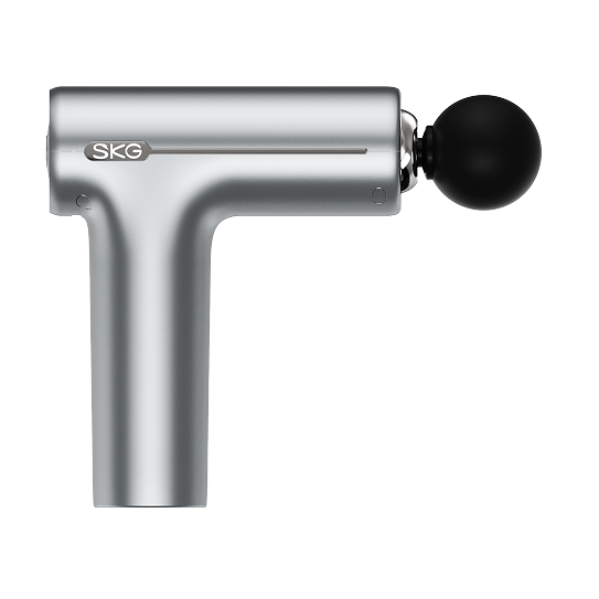 Pistolet do masażu SKG F1-Pro w kolorze srebrnym, z kulistą czarną końcówką, widok z boku