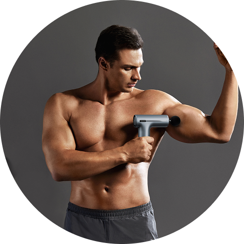 Umięśniony mężczyzna masuje napięty biceps za pomocą pistoletu do masażu SKG F1-Pro w kolorze szarym