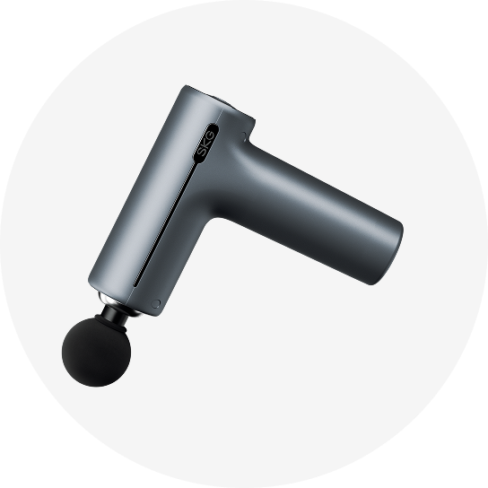 Pistolet do masażu SKG F1-Pro w kolorze ciemnoszarym, z kulistą końcówką, pod kątem