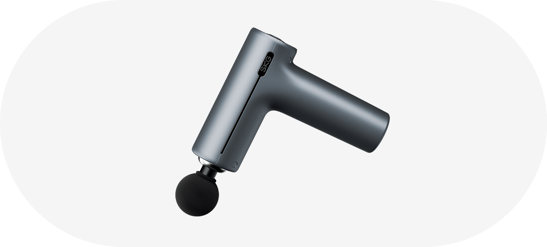 Pistolet do masażu SKG F1-Pro w kolorze ciemnoszarym, z kulistą końcówką, pod kątem