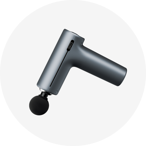 Pistolet do masażu SKG F1-Pro w kolorze ciemnoszarym, z kulistą końcówką, pod kątem