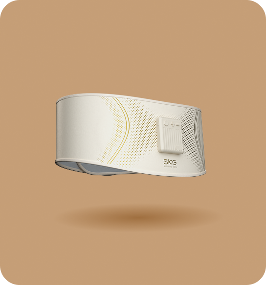 Pas treningowy SKG GS300 w kolorze beżowym, z panelem sterowania na boku i złotym, perforowanym wzorem