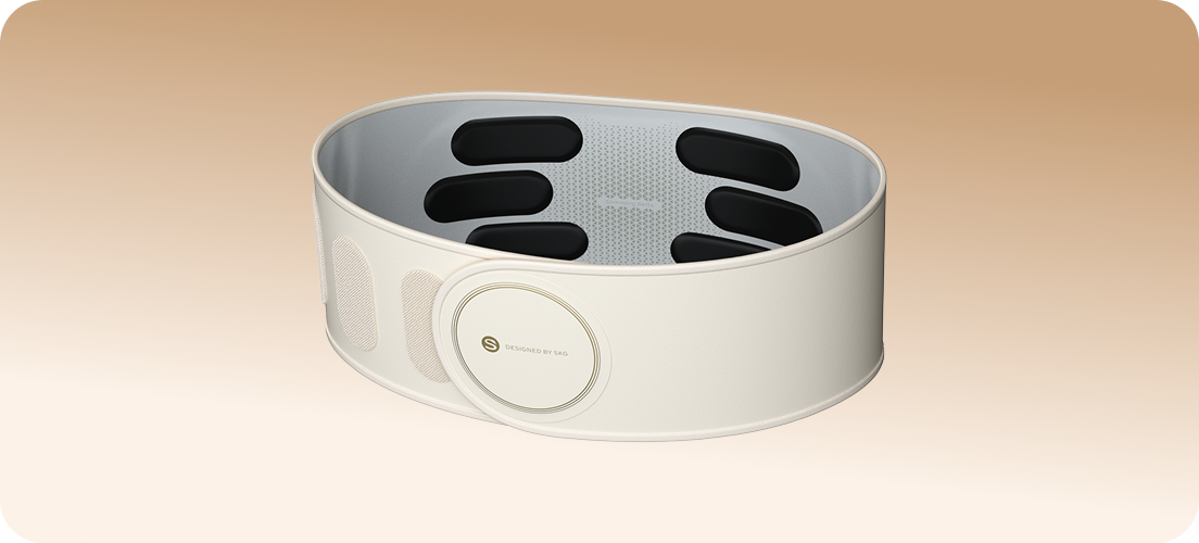 Pas treningowy SKG GS300 w kolorze beżowym, pokazujący wewnętrzną stronę z sześcioma czarnymi podkładkami masującymi