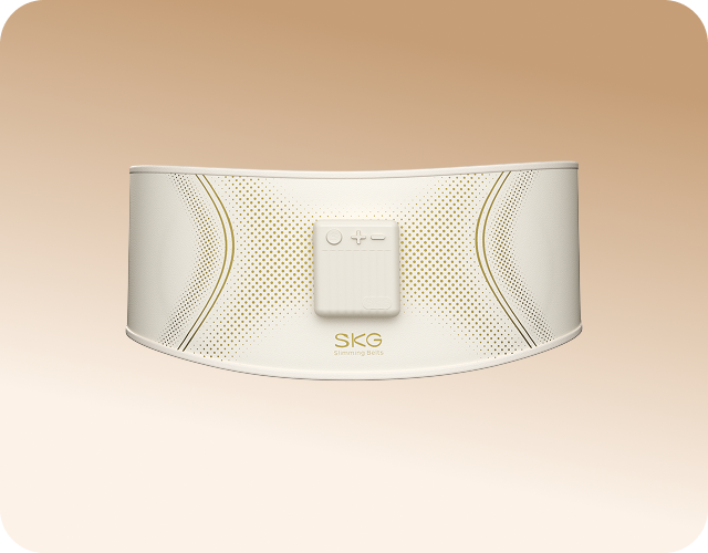 Pas treningowy SKG GS300 w kolorze beżowym, z panelem sterowania i wzorem w złote kropki na środku