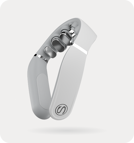 Masażer szyi SKG GS500-N w kolorze białym, z chromowanymi głowicami i logo S na bocznej obudowie