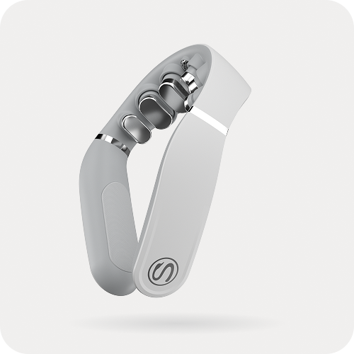 Masażer szyi SKG GS500-N w kolorze białym, z chromowanymi głowicami i logo S na bocznej obudowie