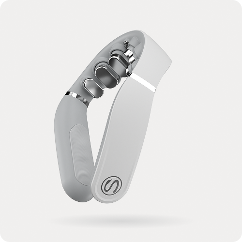 Masażer szyi SKG GS500-N w kolorze białym, z chromowanymi głowicami i logo S na bocznej obudowie