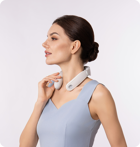 Kobieta w błękitnej sukience używa białego, bezprzewodowego masażera szyi SKG GS500-N