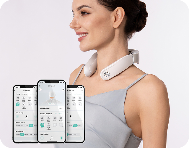 Kobieta uśmiecha się, używając masażera szyi SKG GS500-N, sterowanego aplikacją na trzech ekranach smartfonów