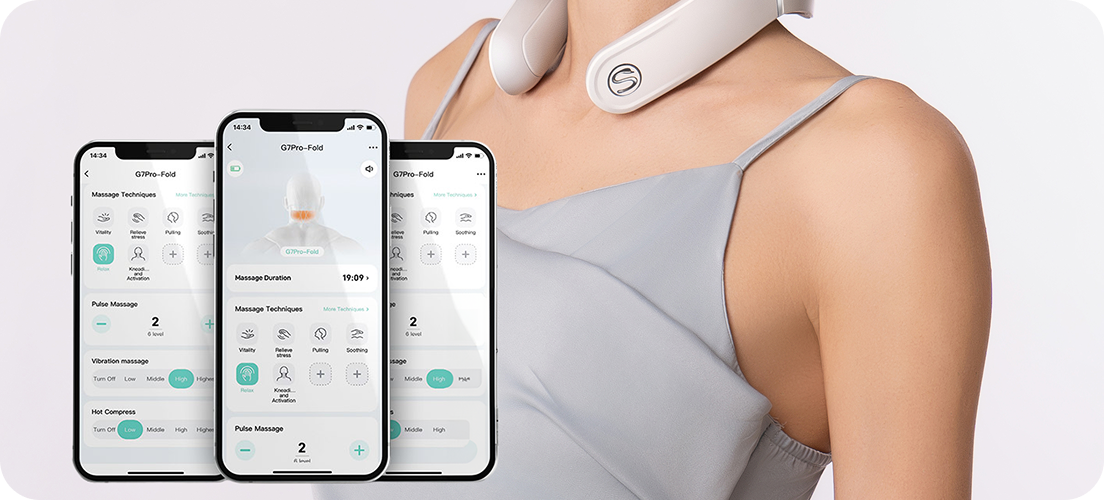 Kobieta uśmiecha się, używając masażera szyi SKG GS500-N, sterowanego aplikacją na trzech ekranach smartfonów
