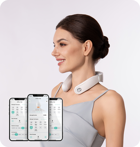 Kobieta uśmiecha się, używając masażera szyi SKG GS500-N, sterowanego aplikacją na trzech ekranach smartfonów