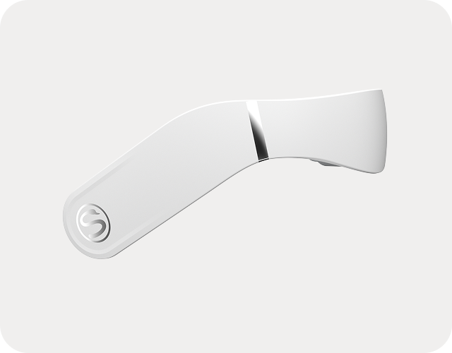 Zbliżenie na element obudowy masażera szyi SKG GS500-N, z logo S na ruchomym zawiasie