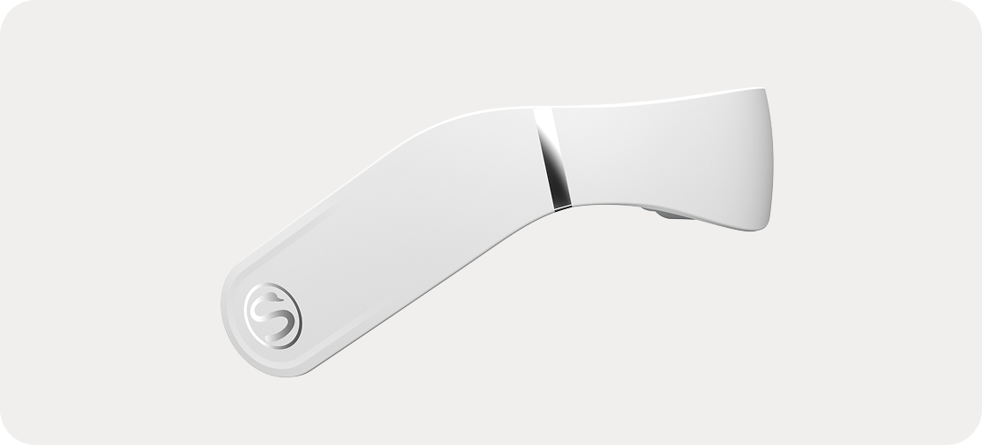 Zbliżenie na element obudowy masażera szyi SKG GS500-N, z logo S na ruchomym zawiasie