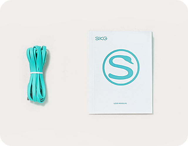 Przewodnik dla użytkownika masażera szyi SKG GS500-N z logo S obok zwiniętego turkusowego kabla