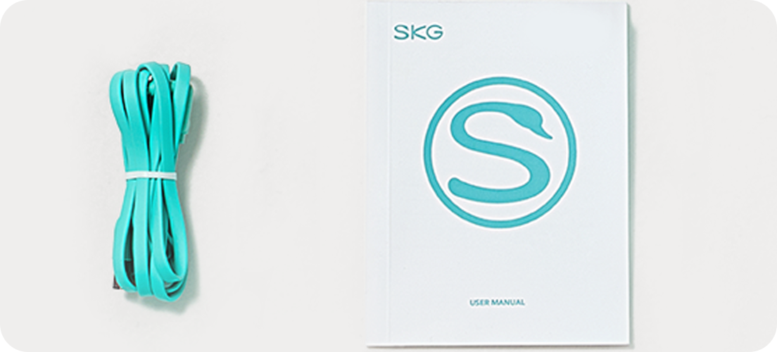 Przewodnik dla użytkownika masażera szyi SKG GS500-N z logo S obok zwiniętego turkusowego kabla