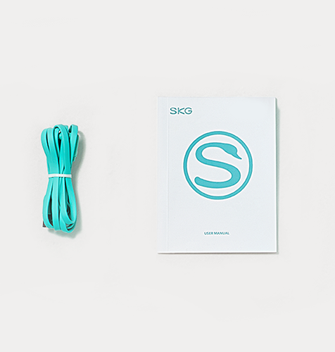 Przewodnik dla użytkownika masażera szyi SKG GS500-N z logo S obok zwiniętego turkusowego kabla