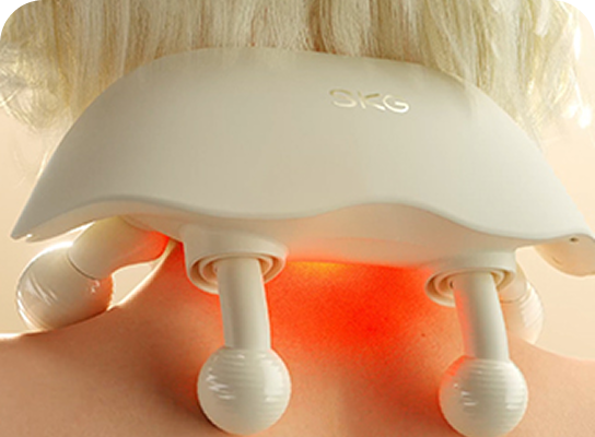 Masażer karku SKG HS500-2 w kolorze beżowym, z dwiema kulistymi głowicami, nałożony na kark