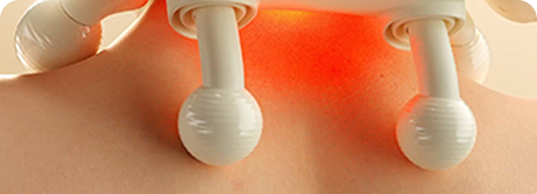 Masażer karku SKG HS500-2 w kolorze beżowym, z dwiema kulistymi głowicami, nałożony na kark