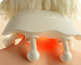 Masażer karku SKG HS500-2 w kolorze beżowym, z dwiema kulistymi głowicami, nałożony na kark