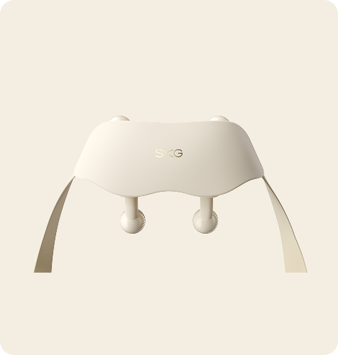 Masażer karku SKG HS500-2 w kolorze beżowym, z logo SKG i dwiema kulistymi głowicami masującymi