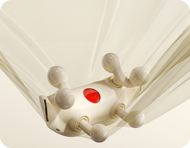 Masażer karku SKG HS500-2 z czerwoną diodą podgrzewającą i kulistymi głowicami, na tle beżowej tkaniny