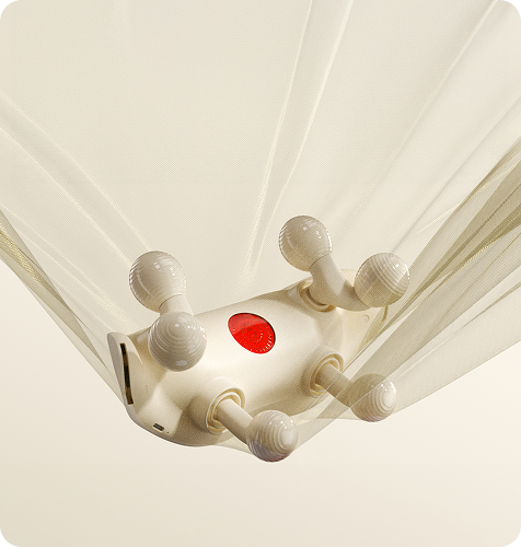 Masażer karku SKG HS500-2 z czerwoną diodą podgrzewającą i kulistymi głowicami, na tle beżowej tkaniny