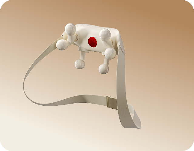 Masażer karku SKG HS500-2 w kolorze beżowym, z czterema głowicami i czerwonym punktem podgrzewającym na jasnym tle