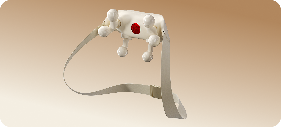Masażer karku SKG HS500-2 w kolorze beżowym, z czterema głowicami i czerwonym punktem podgrzewającym na jasnym tle