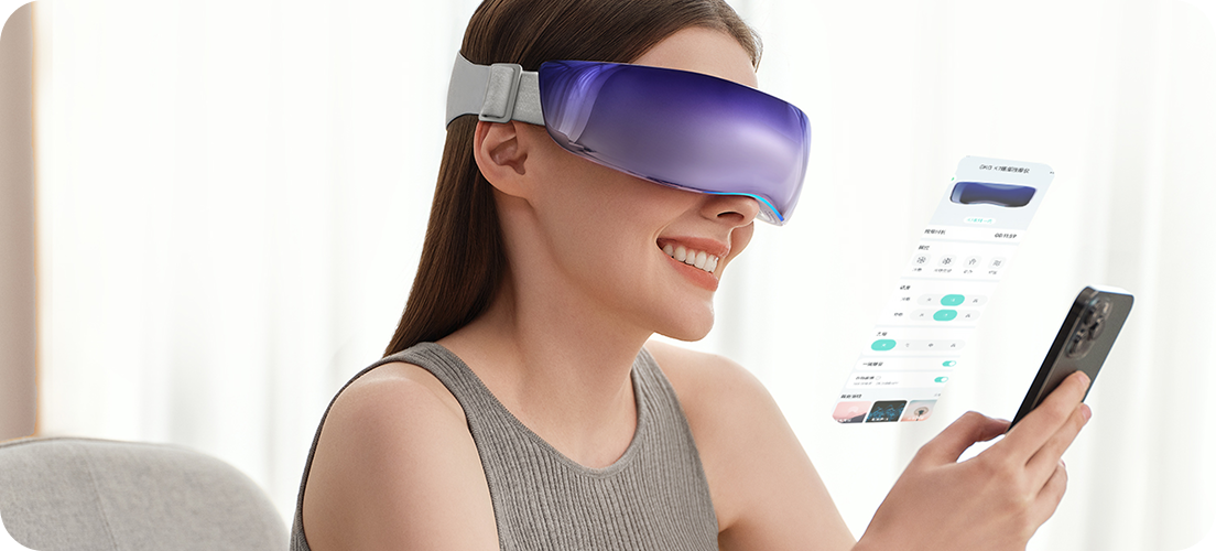 Uśmiechnięta kobieta kontroluje masażer oczu SKG KS700 poprzez aplikację na smartfonie.