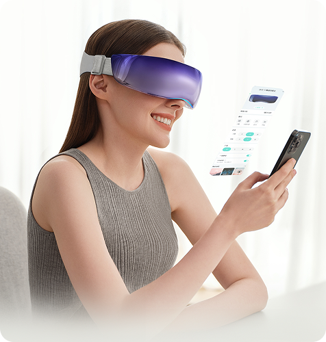 Uśmiechnięta kobieta kontroluje masażer oczu SKG KS700 poprzez aplikację na smartfonie.
