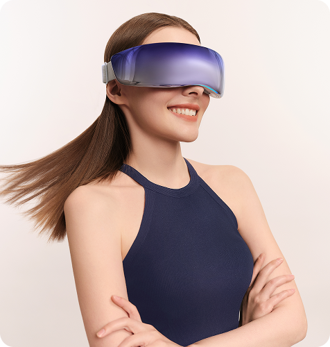 Uśmiechnięta kobieta w granatowej sukience ma na sobie masażer oczu SKG KS700