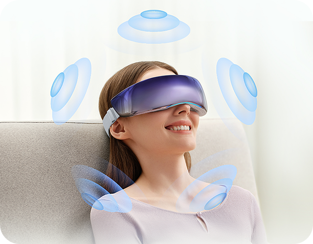 Uśmiechnięta kobieta relaksuje się w masażerze oczu SKG KS700. Grafika symbolizuje muzykę.