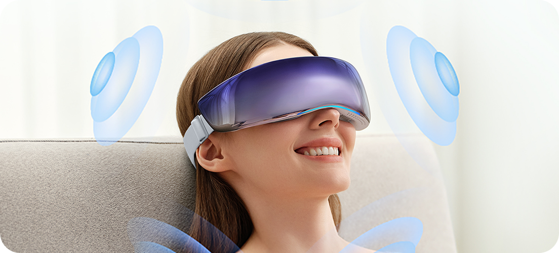 Uśmiechnięta kobieta relaksuje się w masażerze oczu SKG KS700. Grafika symbolizuje muzykę.