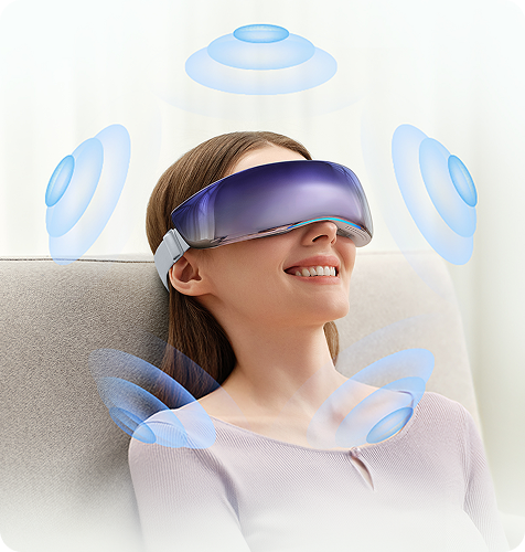 Uśmiechnięta kobieta relaksuje się w masażerze oczu SKG KS700. Grafika symbolizuje muzykę.