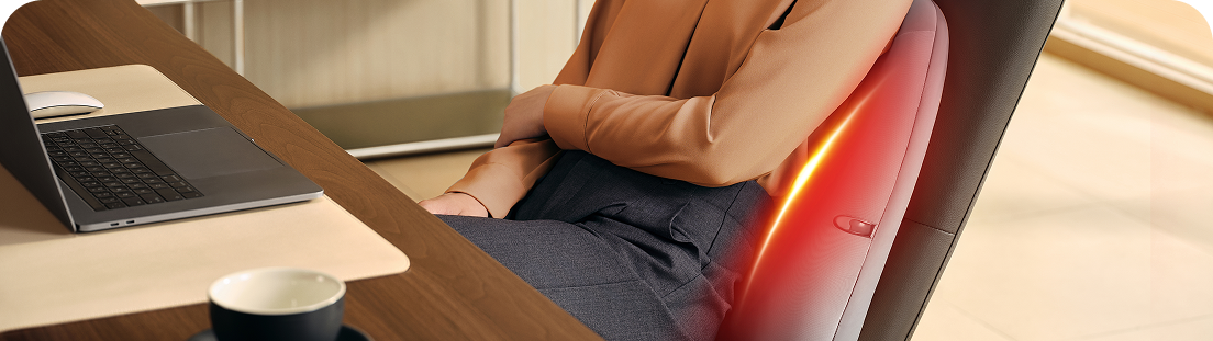 Kobieta w biurze relaksuje się w fotelu, używając masażera SKG TS700 z wizualizacją ciepła