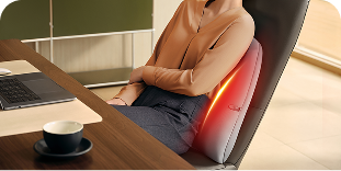 Kobieta w biurze relaksuje się w fotelu, używając masażera SKG TS700 z wizualizacją ciepła