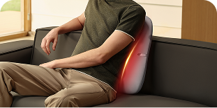 Mężczyzna siedzi na sofie, używając szarego masażera pleców SKG TS700 jako poduszki lędźwiowej