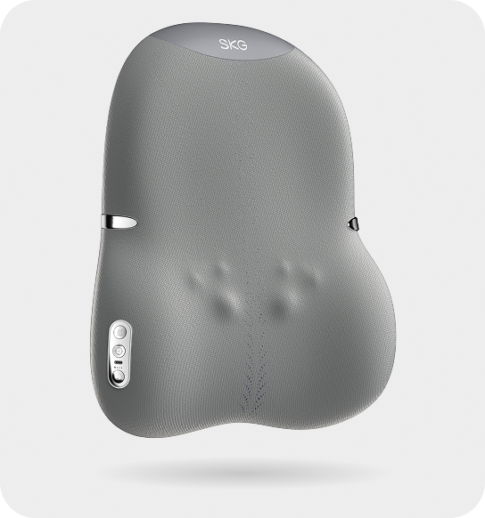 Szary, teksturowany masażer pleców SKG TS700 z panelem sterowania z boku. Widoczne wypukłości masujące.