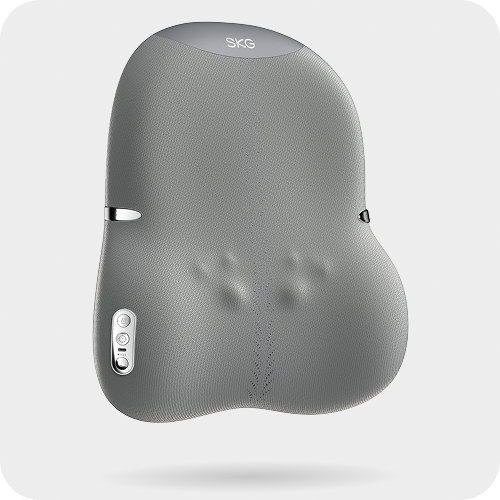 Szary, teksturowany masażer pleców SKG TS700 z panelem sterowania z boku. Widoczne wypukłości masujące.