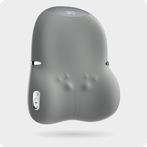Szary, teksturowany masażer pleców SKG TS700 z panelem sterowania z boku. Widoczne wypukłości masujące.