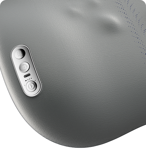 Zbliżenie na szary masażer pleców SKG TS700, ukazujące panel sterowania z przyciskami i wskaźnikiem baterii