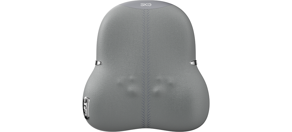 Szary masażer pleców SKG TS700 z tkaniny, z pionowym szwem na środku i ergonomicznymi wypukłościami
