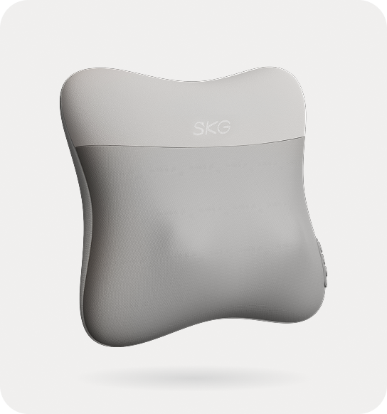 Masażer pleców SKG VS500 w kolorze jasnoszarym, przypominający poduszkę, widok z przodu na neutralnym tle