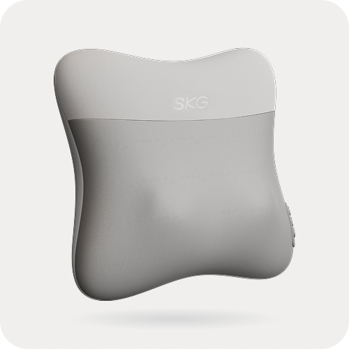 Masażer pleców SKG VS500 w kolorze jasnoszarym, przypominający poduszkę, widok z przodu na neutralnym tle
