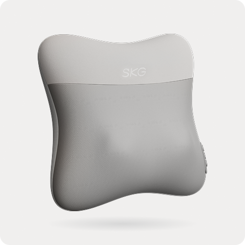 Masażer pleców SKG VS500 w kolorze jasnoszarym, przypominający poduszkę, widok z przodu na neutralnym tle