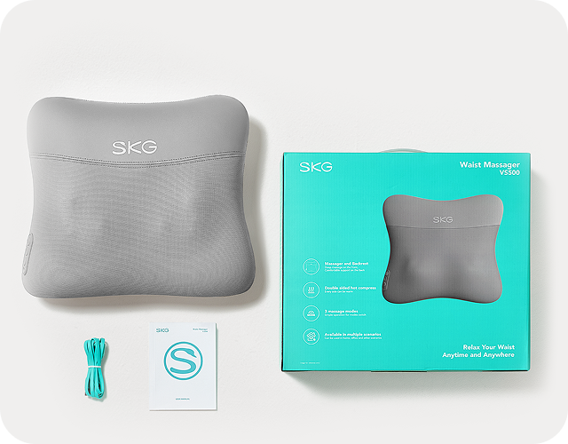Masażer pleców SKG VS500, jego opakowanie, turkusowy kabel i broszura z logo S, widok z góry