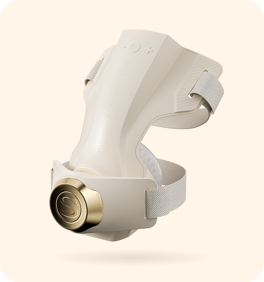 Masażer kolan SKG WS500 w kolorze beżowym i złotym, z widocznymi paskami do mocowania, na jasnoszarym tle