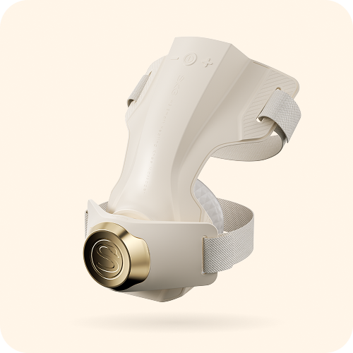 Masażer kolan SKG WS500 w kolorze beżowym i złotym, z widocznymi paskami do mocowania, na jasnoszarym tle